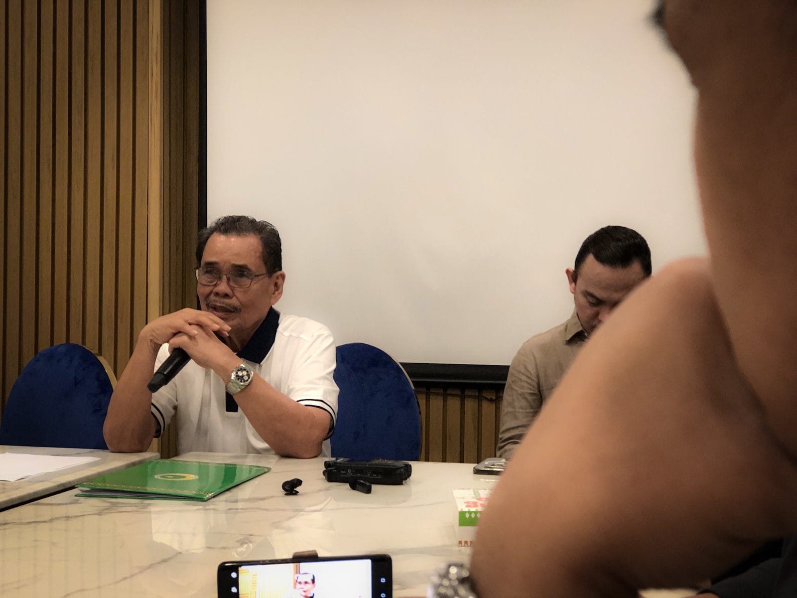Ordering a peace negotiator to resign as minister weakens Moro unity?