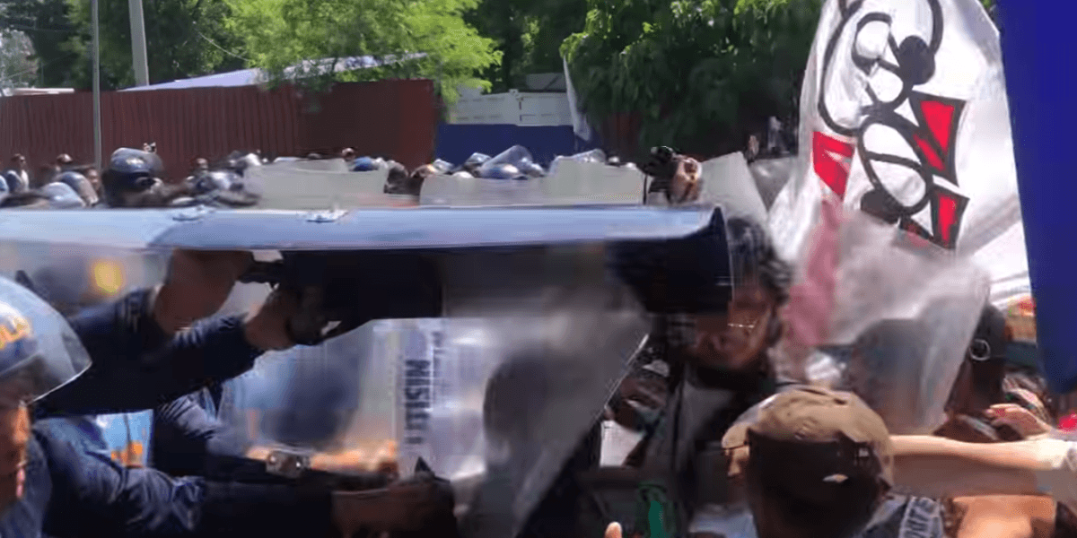 Bayan decries police bludgeoning of anti-corruption activists on 1st day of impeachment trial